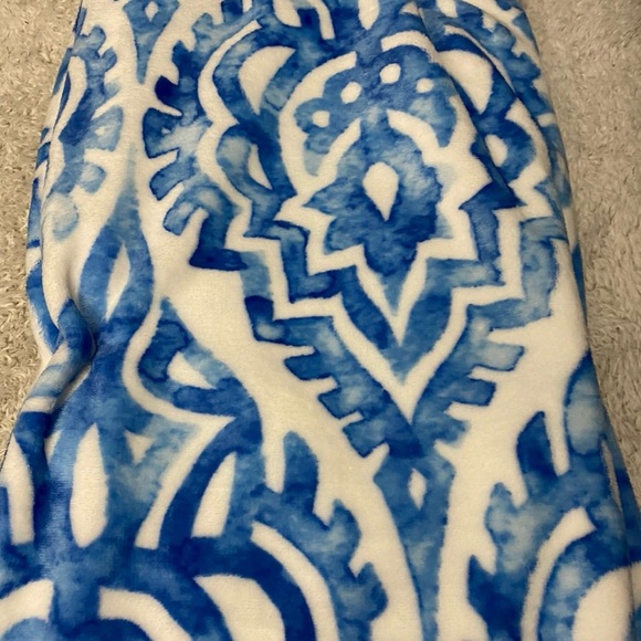 Emerson Lane Blue & White 50” X 70” Oversized Throw. - Picture 4 of 5